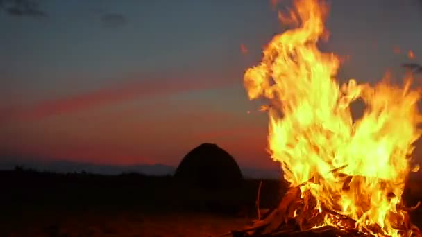 夕方には屋外の焚き火 — ストック動画