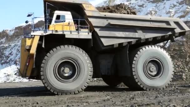 Camión volquete de minería lleva suelo — Vídeo de stock
