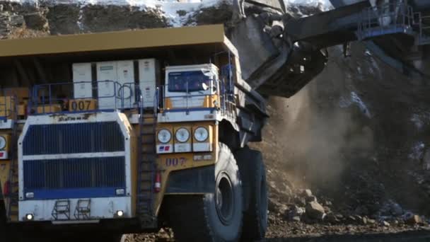 Excavator loads a truck — Stock Video