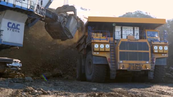 Excavator loads a truck — Stock Video