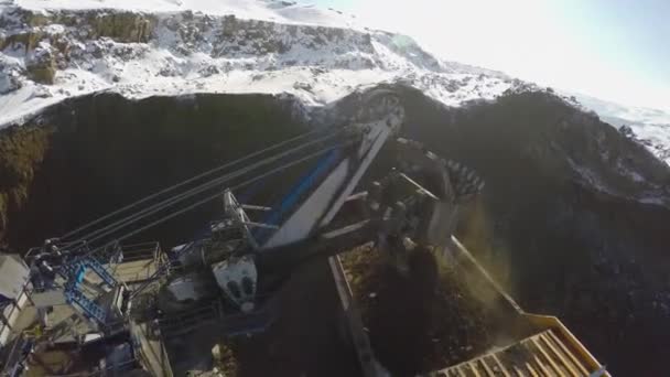 Luchtfoto van enorme steengroeve trucks — Stockvideo