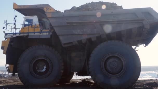 Górnictwa dump truck prowadzi gleby — Wideo stockowe