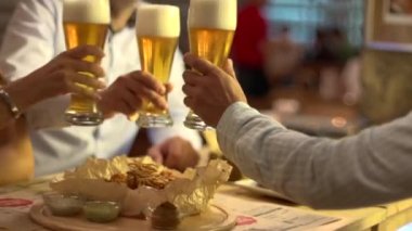Arkadaşlar bir barda bira gözlük tıklatması