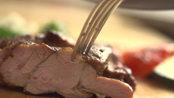 Sıcak biftek kesilmiş yakın çekim — Stok video