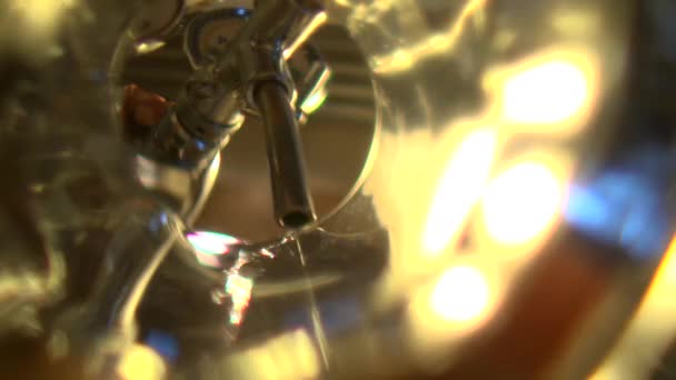 Barman verser de la bière dans un verre 