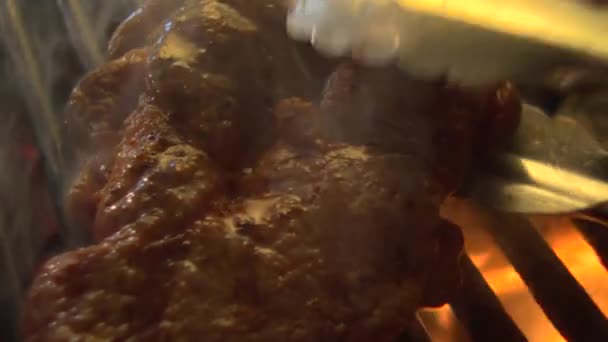 在烤架上抛出的牛排 — 图库视频影像