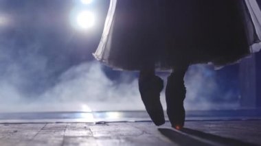 Klasik bale balerin pointe üzerinde