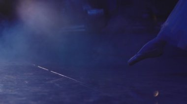 Klasik bale balerin pointe üzerinde