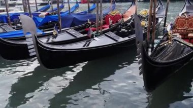Venedik 'teki büyük kanalda gondollar