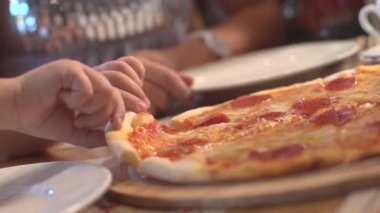 Çocuk pizza yiyor
