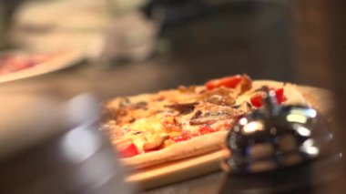 Pişmiş pizza verilmesi