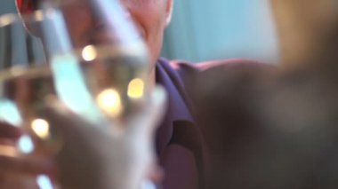 Kadın ve adam bardak şarap tıklatması