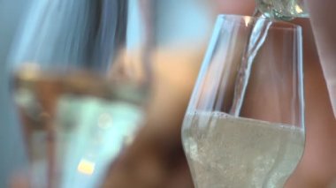 Şampanya bir gözlük içine dökme