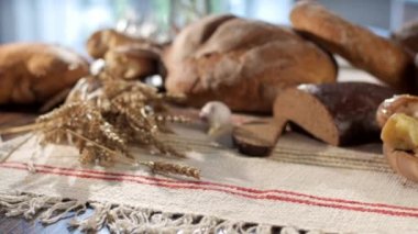 Hostes bir pot yemek koyar