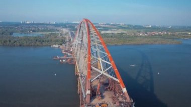 Nehir Ob üzerinde yeni köprü