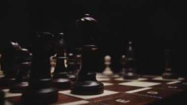 Satranç tahtası ve satranç taşları