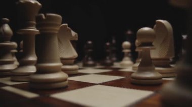 Satranç tahtası ve satranç taşları