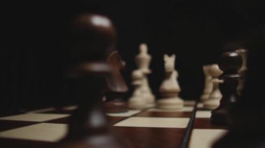 Satranç tahtası ve satranç taşları