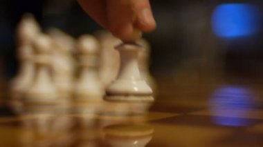 Satranç tahtası ve satranç taşları