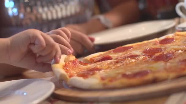 Criança come pizza — Vídeo de Stock