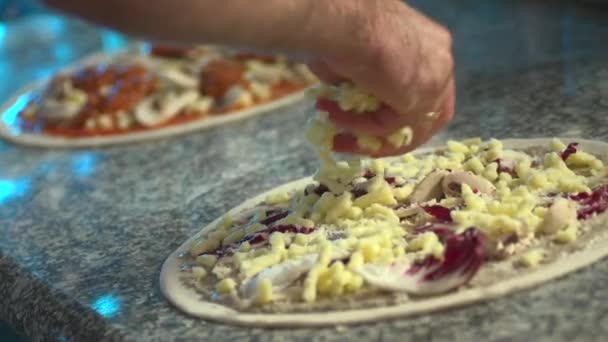 Matlagning pizza och strö över ost — Stockvideo