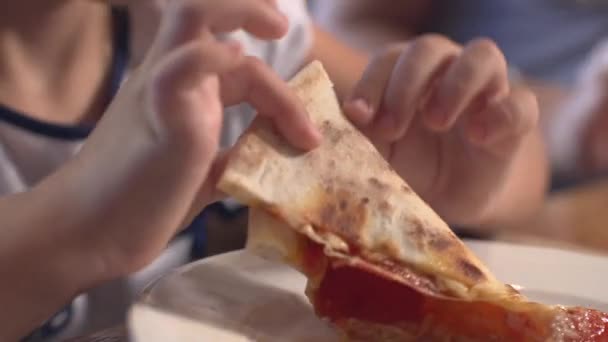 Criança come pizza — Vídeo de Stock