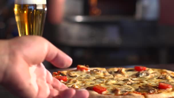 Ready pizza and beer — Stock Video