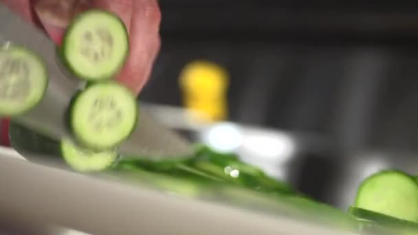 Skär tunna skivor av gurka — Stockvideo