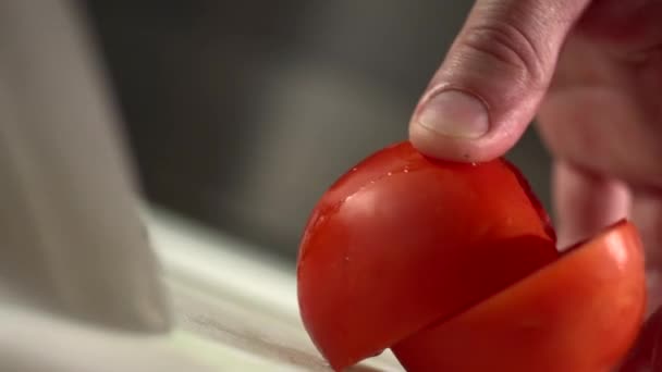 Cortar rodajas finas de pimienta — Vídeos de Stock