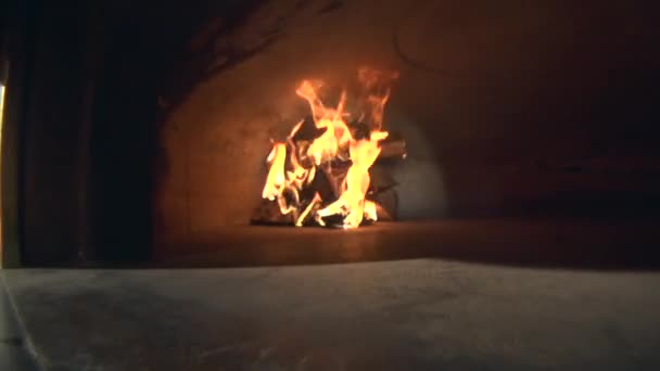 Fuego de leña en un horno de pizza — Vídeo de stock