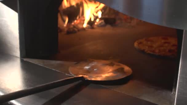 Färdig pizza från ugnen — Stockvideo