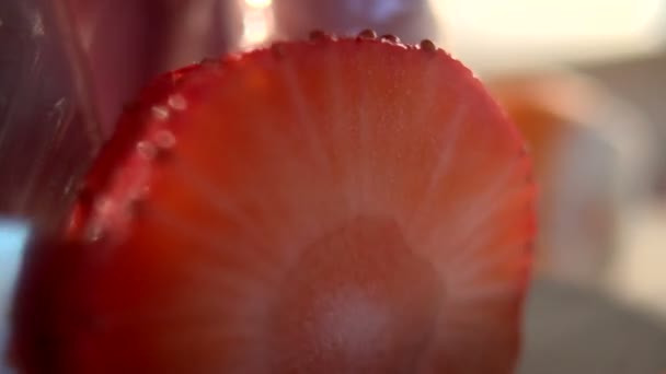 Chef tranches de fraise au couteau — Video