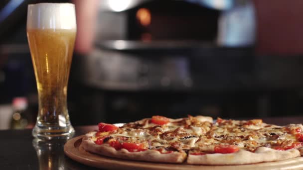 Готовая пицца и пиво — стоковое видео