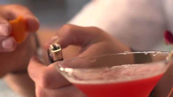 Bartender prepares cocktail at the bar — Stock Video