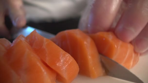 Шеф-повар режет филе лосося — стоковое видео