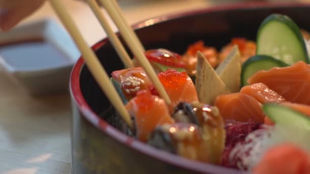 Sushi im japanischen Restaurant aus nächster Nähe — Stockvideo