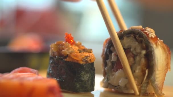 Суши в японском ресторане вблизи — стоковое видео