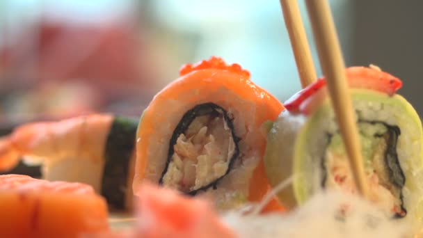 Sushi en restaurante japonés de cerca — Vídeo de stock