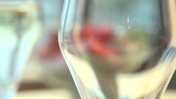 Champanhe está derramando em um copo — Vídeo de Stock