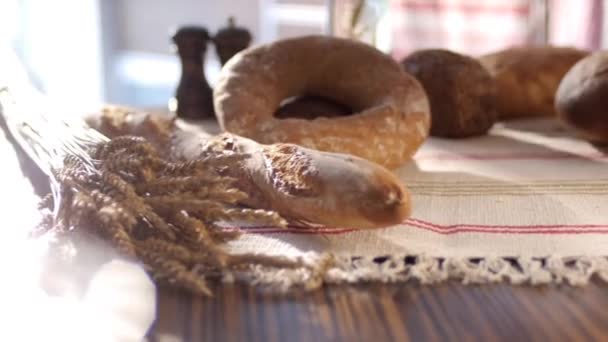 Mãos femininas põem pão — Vídeo de Stock