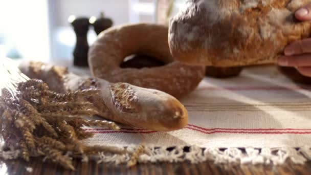 Weibliche Hände legen Brot hin — Stockvideo