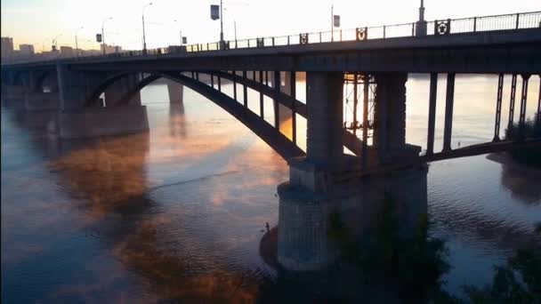 Puente sobre el río Ob — Vídeo de stock