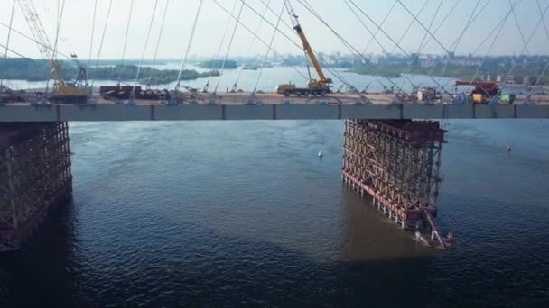 Nuevo puente sobre el río Ob — Vídeo de stock