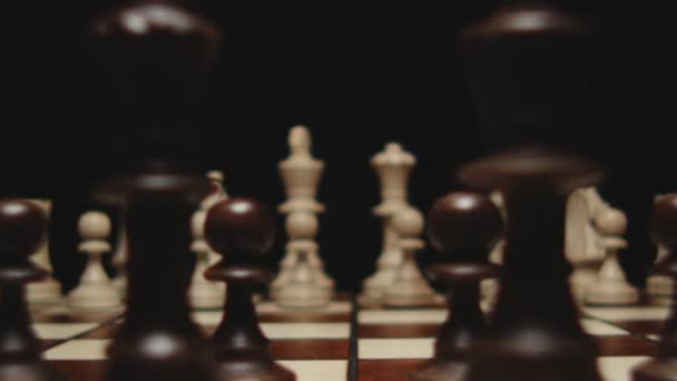 Schachbrett und Schachfiguren — Stockvideo