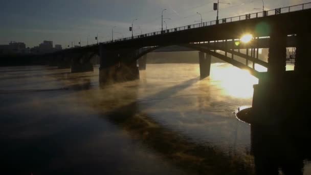 Brücke über den Fluss ob — Stockvideo