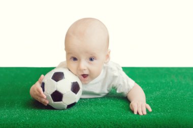 Küçük çocuk ile topu çim üzerinde yalan