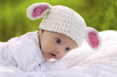 Bebek yeşil çim üzerinde yalan