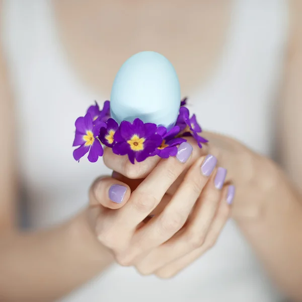 Mulher mãos segurando ovo de Páscoa — Fotografia de Stock