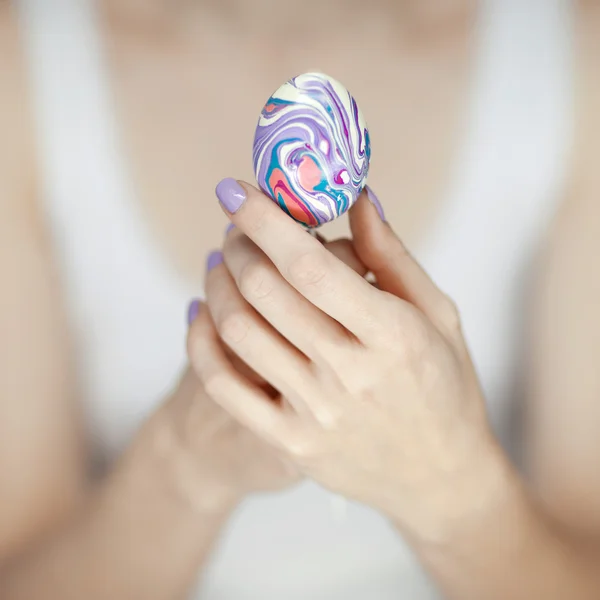 Woman hands holding easter egg — Stock Photo, Image