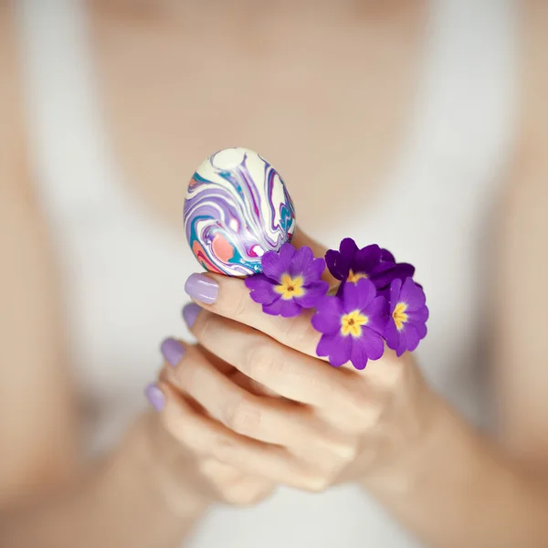 Woman hands holding easter egg — Stock Photo, Image